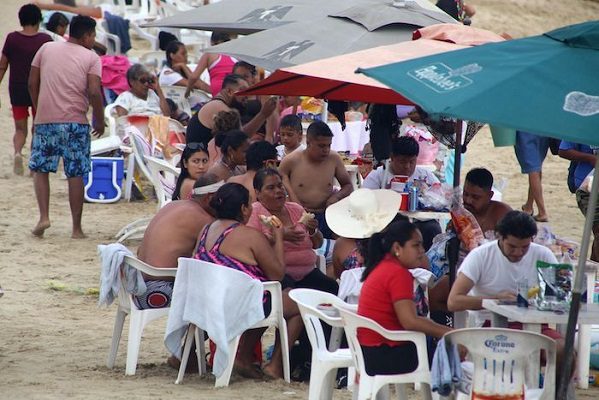 Playas de Acapulco están abarrotadas, pese a alza de contagios a nivel nacional