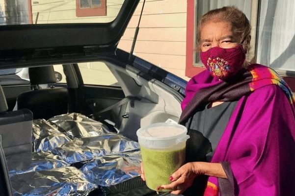 Abuelita prepara 800 tamales para agradecer a médico que la cuidó