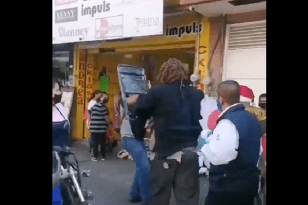 Luchadores obligan a usar cubrebocas a sillazos, en Guanajuato #VIDEO