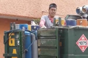 Se vuelve viral repartidor de gas en CDMX que canta villancicos #VIDEO