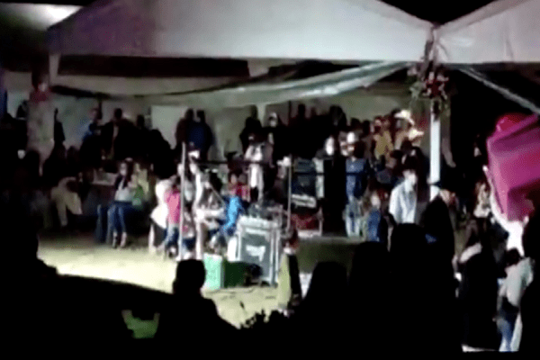 En plena pandemia, dispersan XV años con 400 invitados, en Querétaro