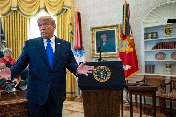 Trump indulta a 26 personas; entre exsocios y el padre de su yerno