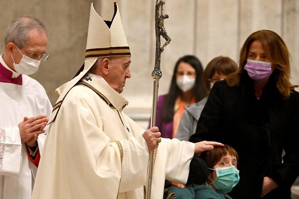 Papa Francisco celebra discreta misa de Nochebuena