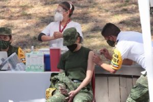 Reinicia aplicación de vacuna contra Covid-19 en sede militar de la CDMX