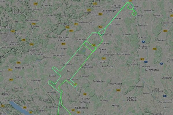 Piloto traza jeringa en el cielo para celebrar inicio de vacunación contra Covid-19