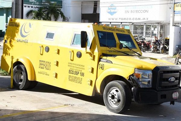 Frustran robo millonario a camioneta de valores en Cancún