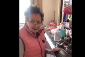 Conmueve abuelita que recibió bocina de Alexa de Navidad #VIDEO