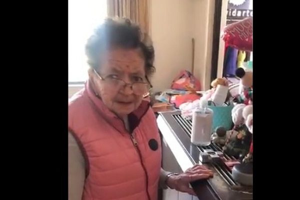 Conmueve abuelita que recibió bocina de Alexa de Navidad #VIDEO