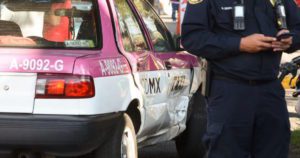Tras abollarle la carrocería, conductor mata a golpes a taxista, en Iztapalapa