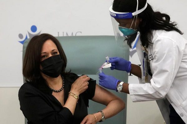 La vicepresidente electa Kamala Harris recibió la vacuna de Moderna #VIDEO