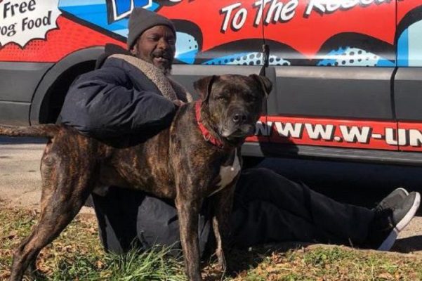 Hombre en situación de calle rescata a animales de un refugio en llamas, en Georgia