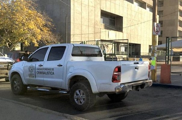 Vestidos de enfermeros, sujetos armados rematan a paciente, en Ciudad Juárez