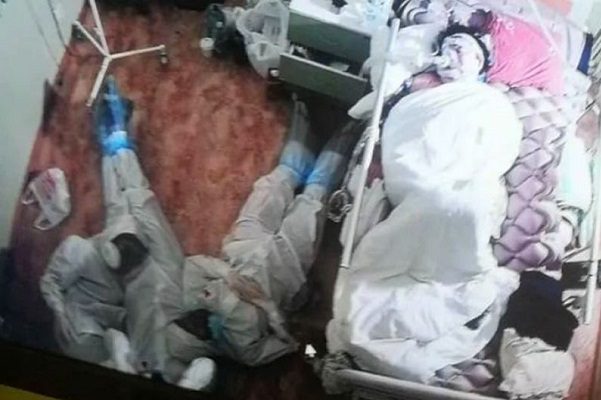 Estudiantes rusos son captados descansando junto a un paciente covid