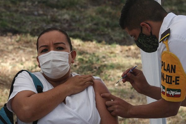 Tras aplicación de vacuna anticovid, una empleada está grave y 22 con reacciones: IMSS