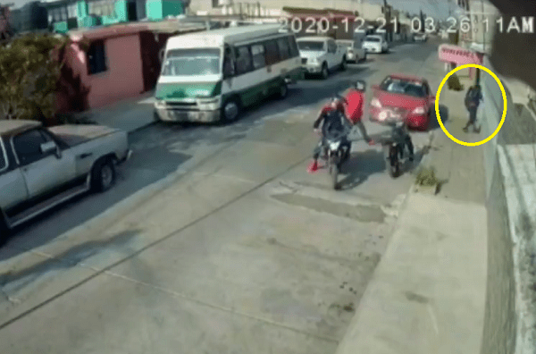 Joven corrió y se salvó de asalto en Ecatepec #VIDEO