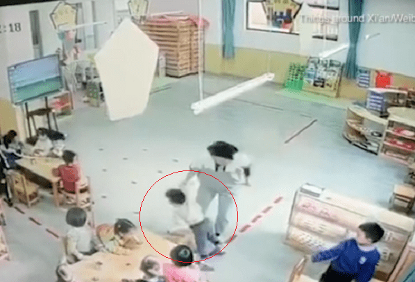 Maestra de kínder lanza contra el piso a menor y le provoca cortada en la cara #VIDEO