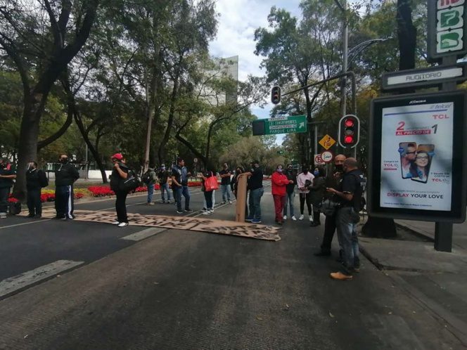 Por pagos atrasados, trabajadores del INBA realizan bloqueo en Paseo de la Reforma