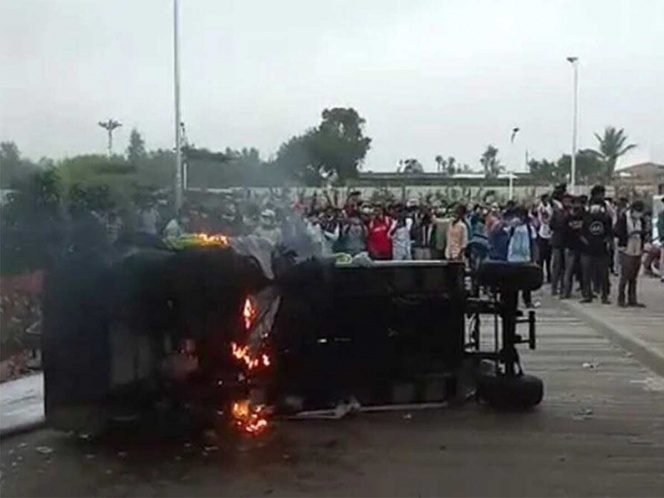 Por falta de pagos, trabajadores vandalizan y saquean una fábrica de iPhone #VIDEO