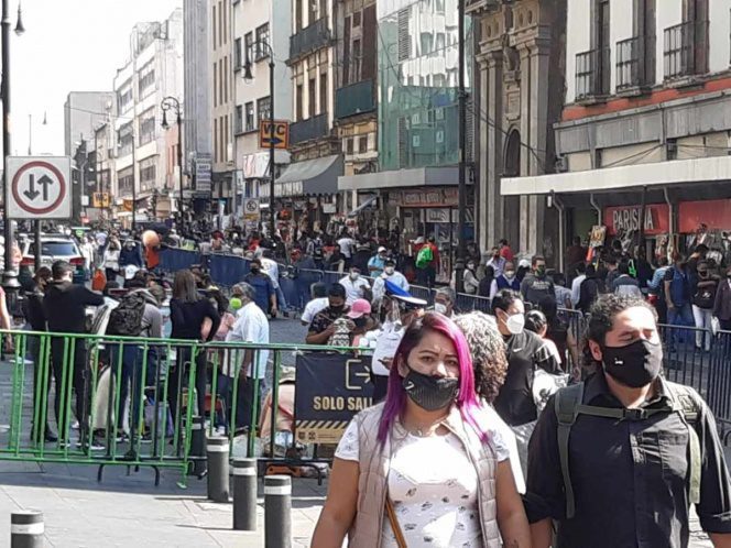 Calles del Centro Histórico lucen abarrotadas tras anuncio de Semáforo Rojo para la CDMX