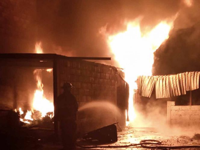 En Hidalgo, arde una bodega usada por huachicoleros