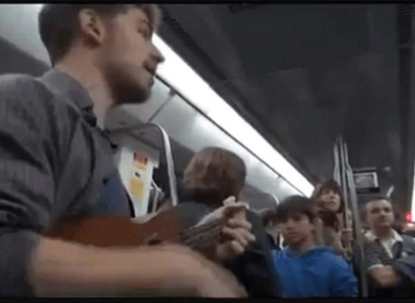 Joven consigue empleo gracias a que cantó su currículum en el Metro #VIDEO