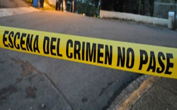 Hombre asesina a su expareja frente a sus tres hijas