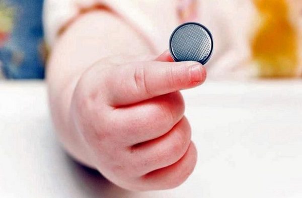 Bebé fallece tras tragarse la pila de un control remoto, mamá nunca se dio cuenta