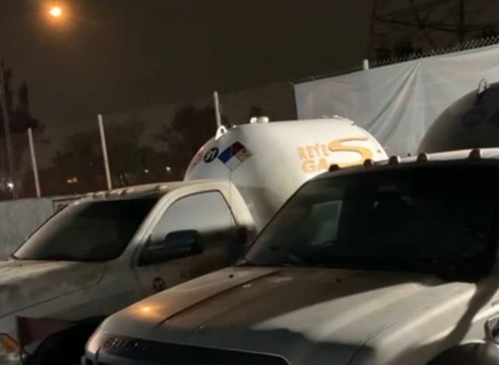 Casi queman dos pipas de gas en Santa María Aztahuacán