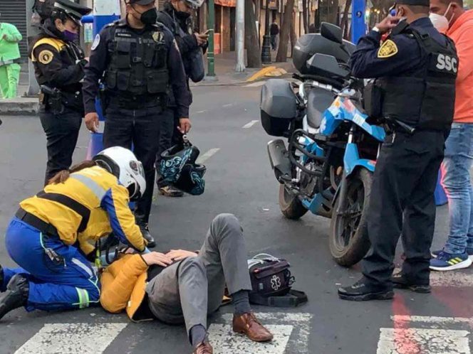 Motociclista choca con patrulla que se pasó el alto en Izazaga