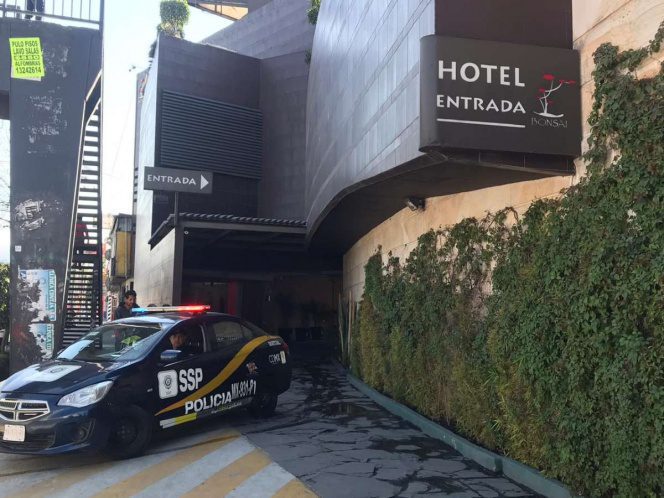 Dentro de un jacuzzi de hotel, es localizado el cadáver de una mujer