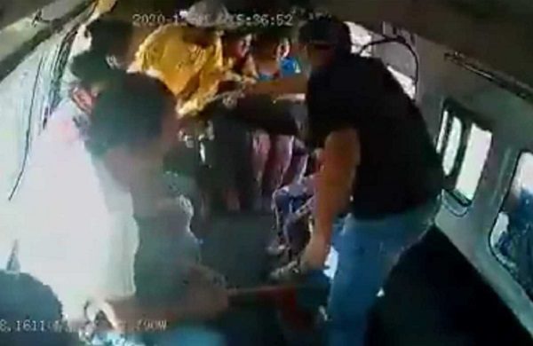 "Ahí está la Maruca" dicen ladrones de combi antes de ser detenidos por la policía #VIDEO