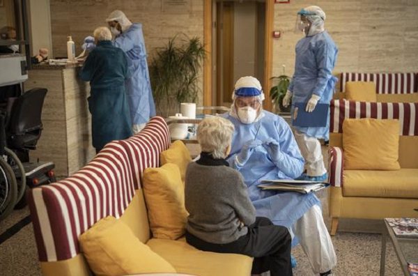 Mueren 18 ancianos por Covid-19 tras recibir visita sorpresa de Santa en un asilo