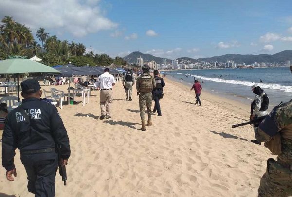 Fallece ahogado turista al intentar rescatar del agua a su esposa e hijo