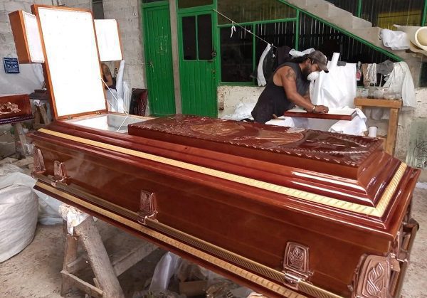 Funerarias, crematorios y fabricantes de ataúdes reportan saturación en servicios