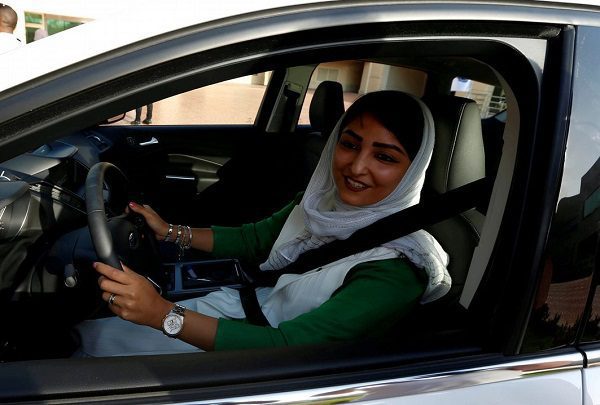 Condenan a 5 años de cárcel a activista de Arabia Saudita por defender el derecho de mujeres a manejar