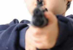 Niño se dispara en la cabeza durante clase en línea