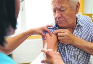 Médicos y adultos mayores los primeros candidatos para recibir vacuna Covid en NL