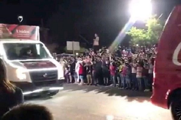 ¡Qué riesgo! Cancelan caravaña navideña en Yucatán luego de que cientos se congregaran