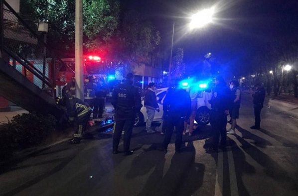 Conductor se estampa contra puente peatonal por ir a exceso de velocidad