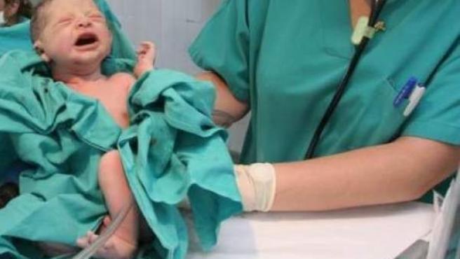 Enfermera deja caer a bebé por contestar celular, ingresa a terapia intensiva