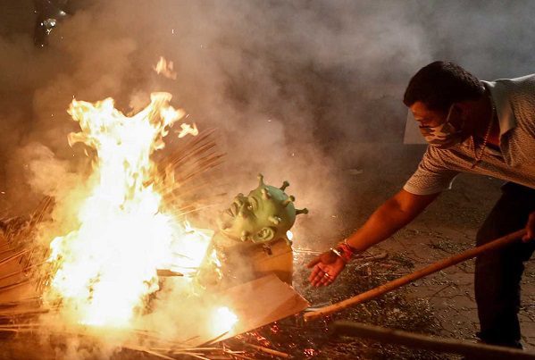 En India queman muñeco del "coronavirus" para recibir el 2021