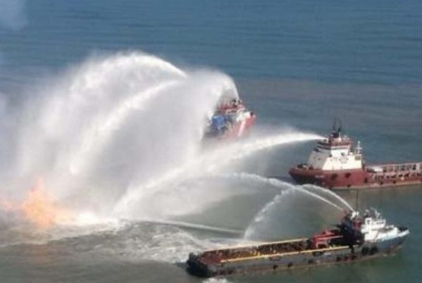 Reportan incendio en ducto de Pemex, frente a terminal marina Dos Bocas