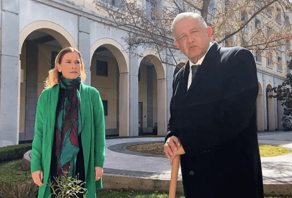 Sembrando un ahuahuete López Obrador desea que en el 2021 "nos vaya bien a todos" #VIDEO