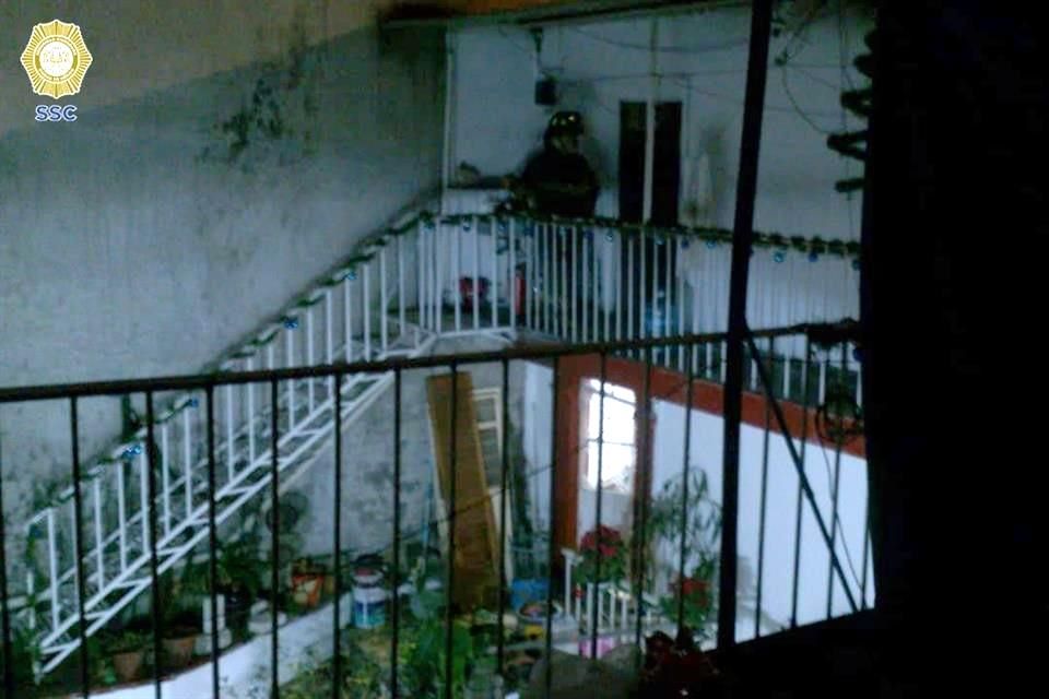 Con cubetas, policías sofocan un incendio en calles de Pedregal de Santo Domingo