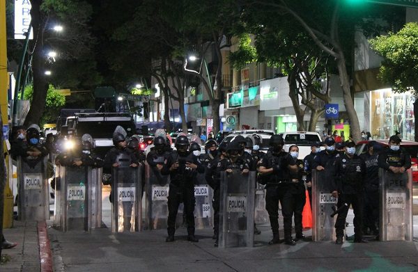 Policías y normalistas se enfrentan en Mactumatzá, Chiapas