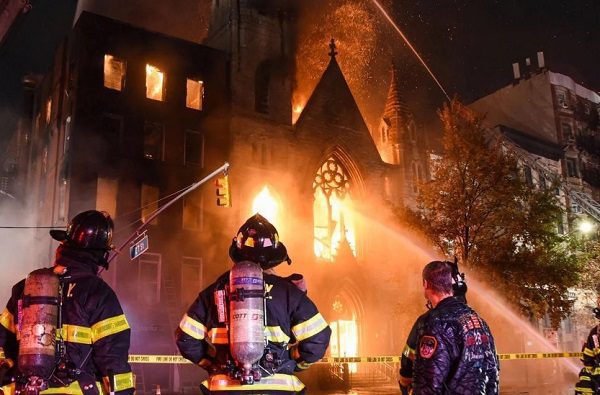 Se incendia la iglesia centenaria de East Village, en Nueva York #VIDEO