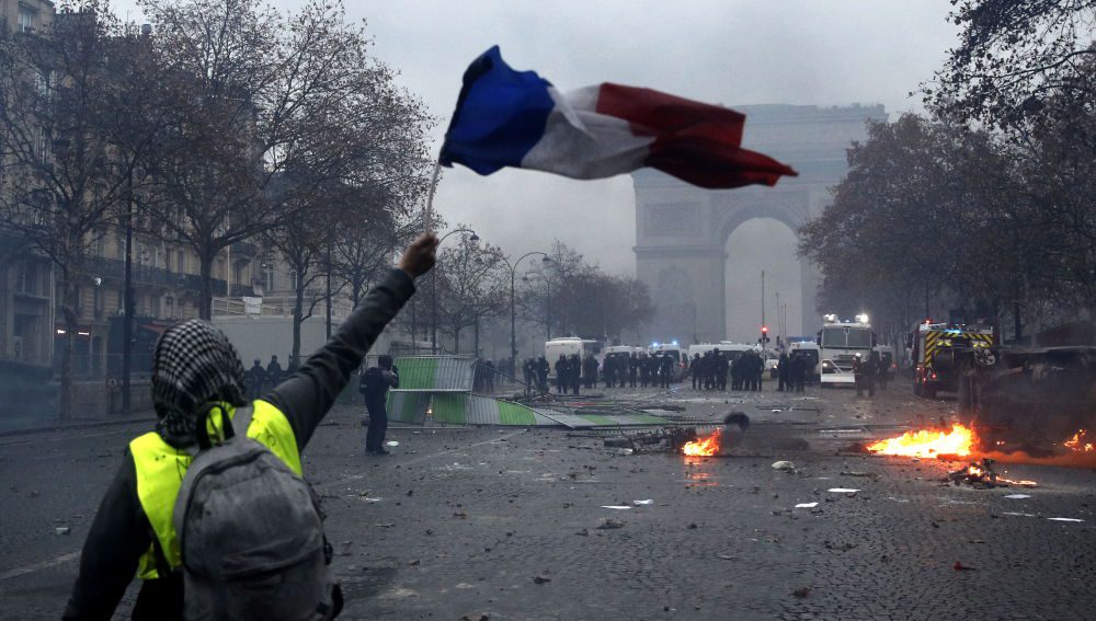 95 detenidos y 67 policías heridos, dejan disturbios por Ley de Seguridad en Francia #VIDEO