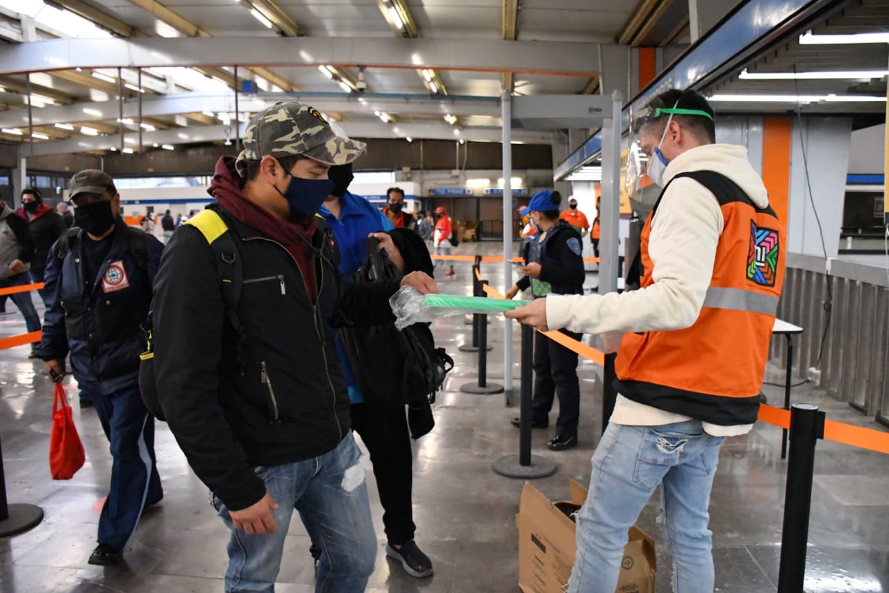 Ser considerados en primera etapa de vacunación, piden los trabajadores del Metro
