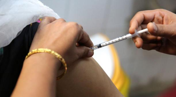 Piden licencia de emergencia en India para distribución de vacuna de Oxford