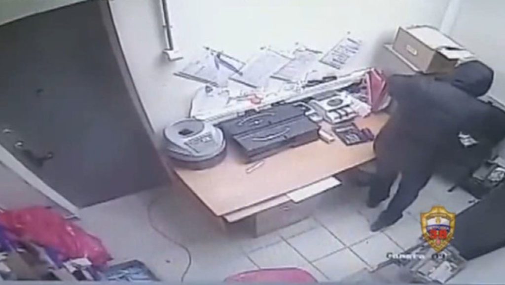 Se disfraza para robar supermercado que dirigía, pero cámaras de seguridad lo delatan